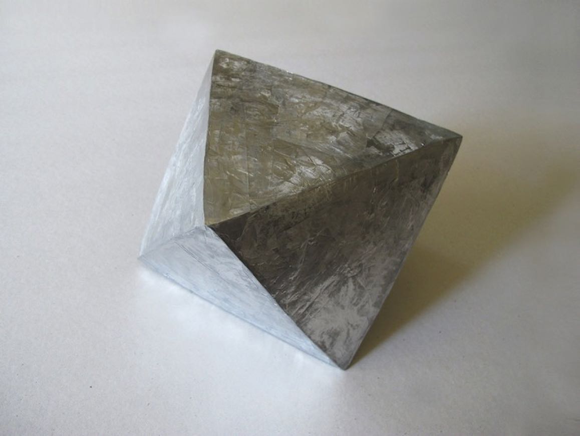 2020_Oktaeder 1_Aluminiumklebeband gepresst gehämmert_16x20x22cm_180a